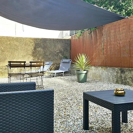 Apartment Superbe Studio Avec Cour Et Parking Gratuit A 5 Min Du Chateau