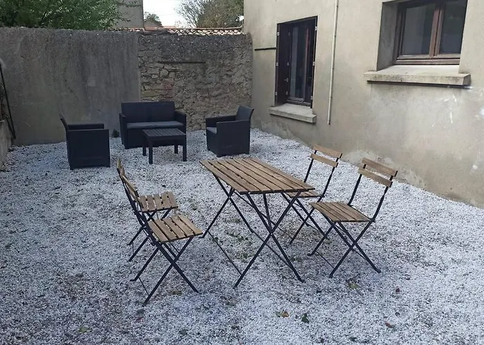 Apartment Superbe Studio Avec Cour Et Parking Gratuit A 5 Min Du Chateau *