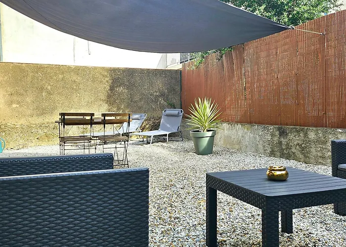 Apartment Superbe Studio Avec Cour Et Parking Gratuit A 5 Min Du Chateau